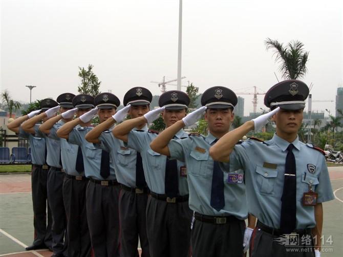 在培訓敬禮、列隊的黃江保安